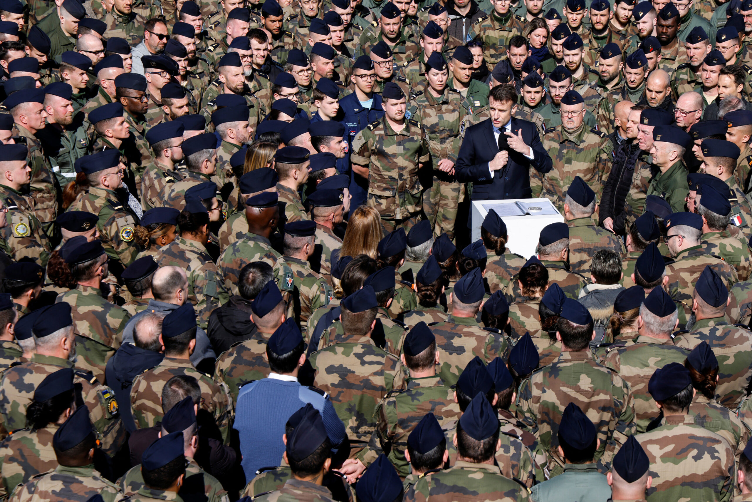 Engagement Militaire Français en Ukraine : Le Respect de la Constitution Remis en Question