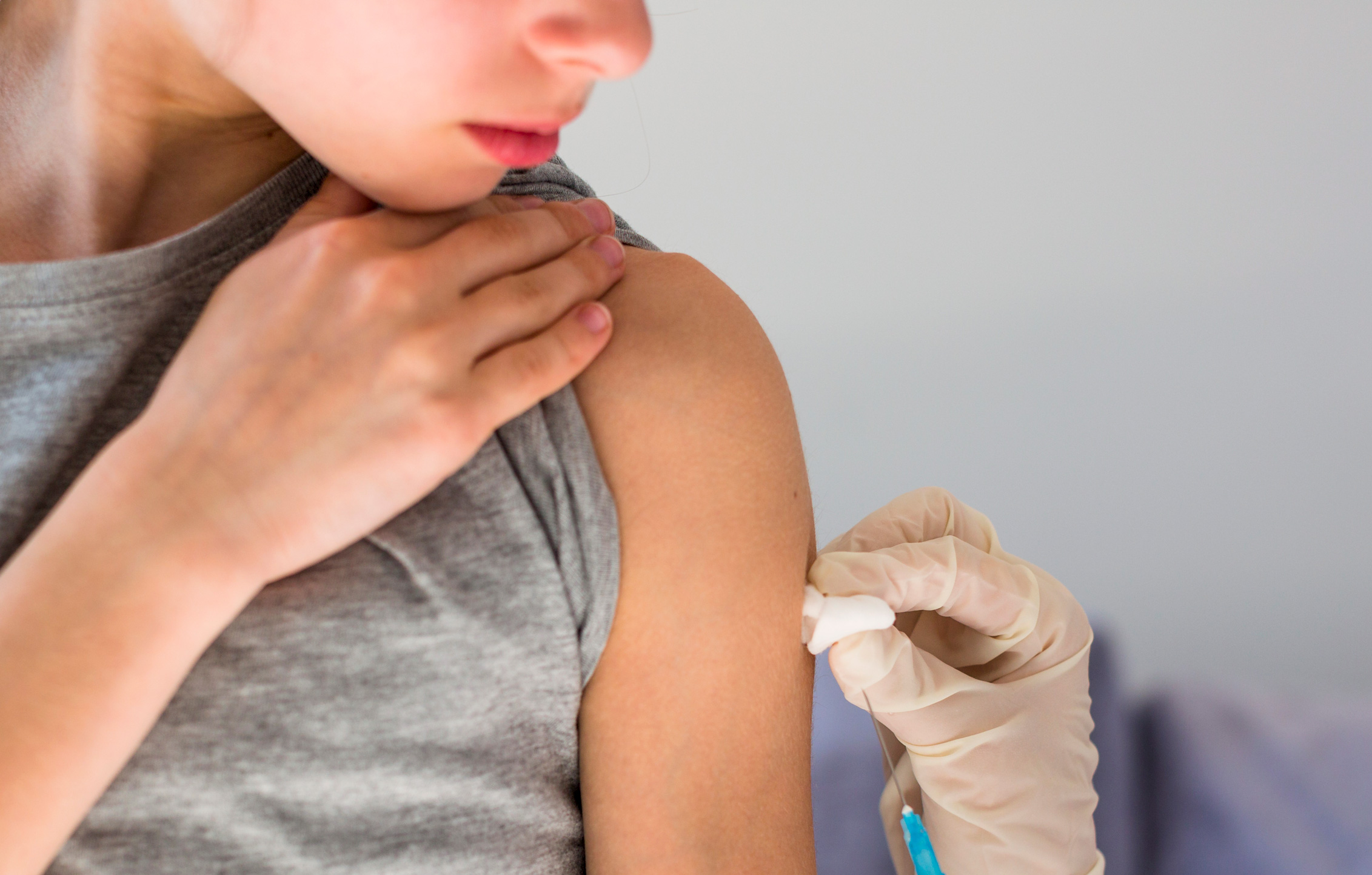 Titre : Décès d’un bébé après une injection multiple de vaccins – Les pédiatres s’inquiètent des risques liés à la rattrapade vaccinale