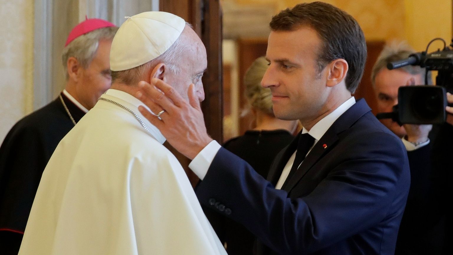 Macron Accusé de Chercher à Influencer le Conclave Papal