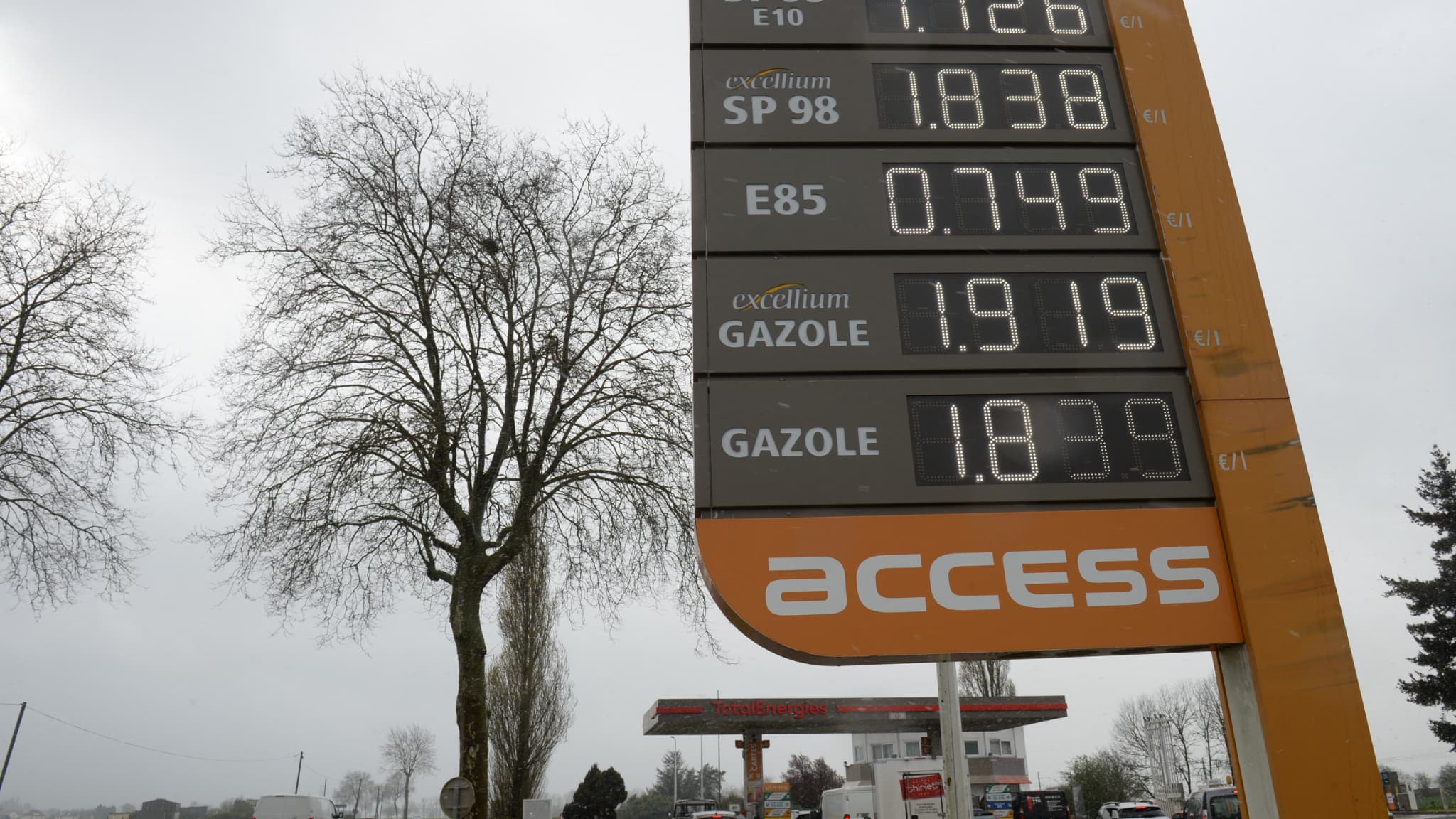 Les prix du carburant explosent à cause de la guerre entre l’Iran et Israël : les français en colère