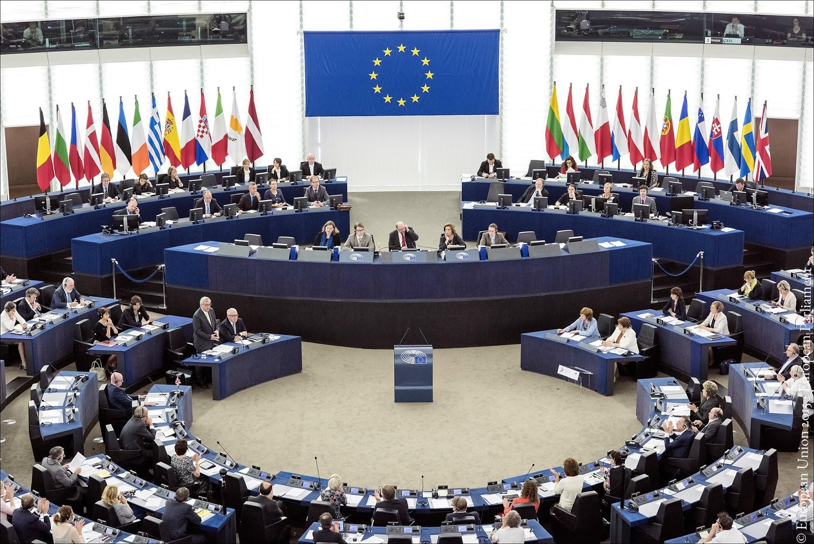 LA LOI EUROPÉENNE SERRANT L’EMPIRE DE LA DÉMOCRATIE : UN GOUVERNEMENT MÉTICULEUX CONTRE LES VOIX CRITIQUES